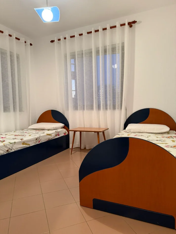 Tirane, jepet me qera apartament 2+1+Ballkon Kati 7, 92 m² 700 € (Rruga e Kosovarëve)