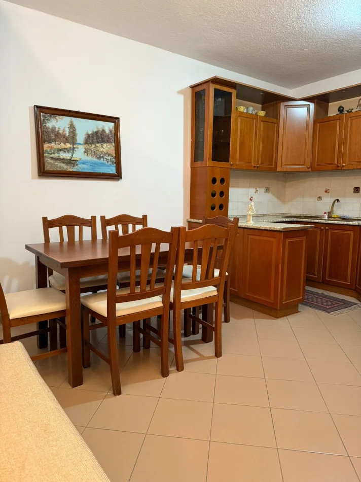 Tirane, jepet me qera apartament 2+1+Ballkon Kati 7, 92 m² 700 € (Rruga e Kosovarëve)
