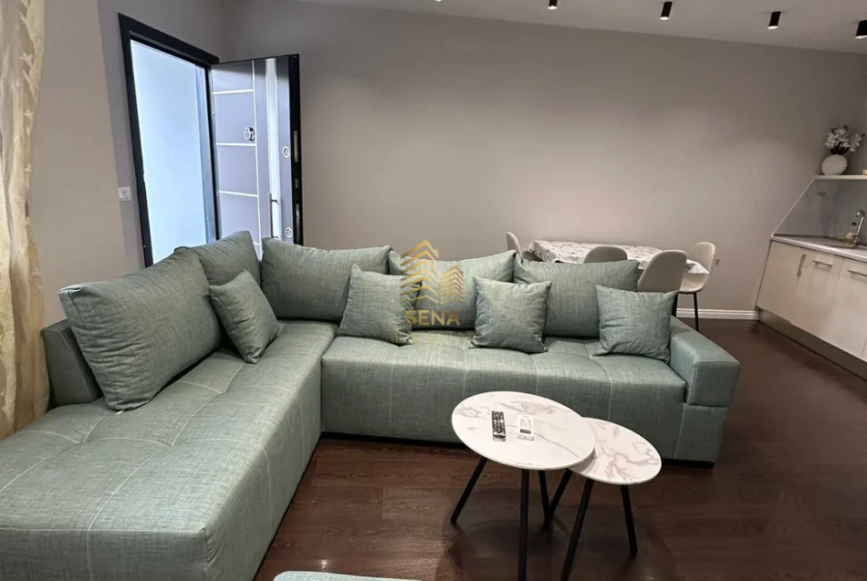 Tirane, jepet me qera apartament 1+1+Ballkon Kati 1, 60 m² 400 € (Yzberisht)