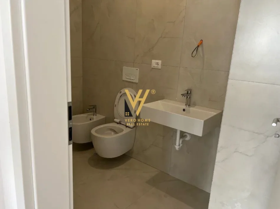 Tirane, jepet me qera apartament 1+1+Ballkon Kati 3, 59 m² 350 € (FRESKU)