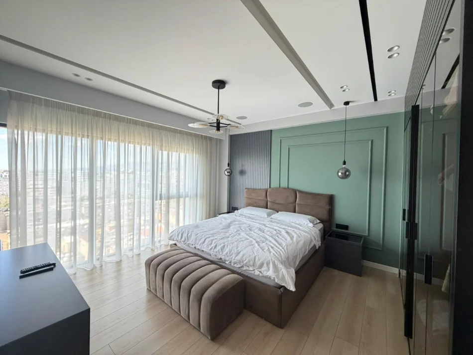 Tirane, jepet me qera apartament 4+1+Ballkon Kati 10, 300 m² 3.500 € (Kompleksi Square21)