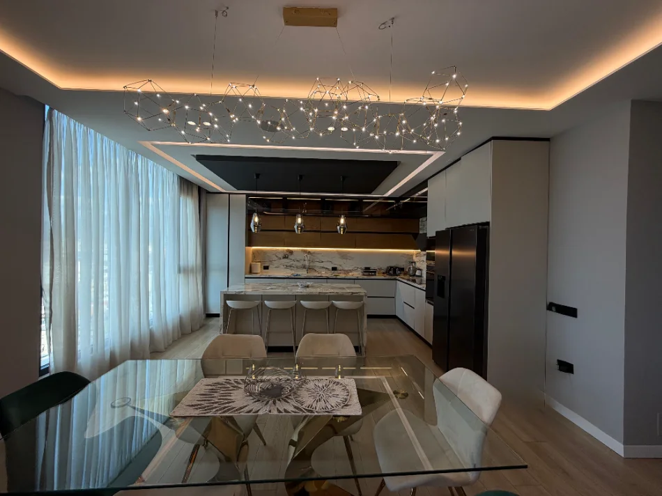 Tirane, jepet me qera apartament 4+1+Ballkon Kati 10, 300 m² 3.500 € (Kompleksi Square21)