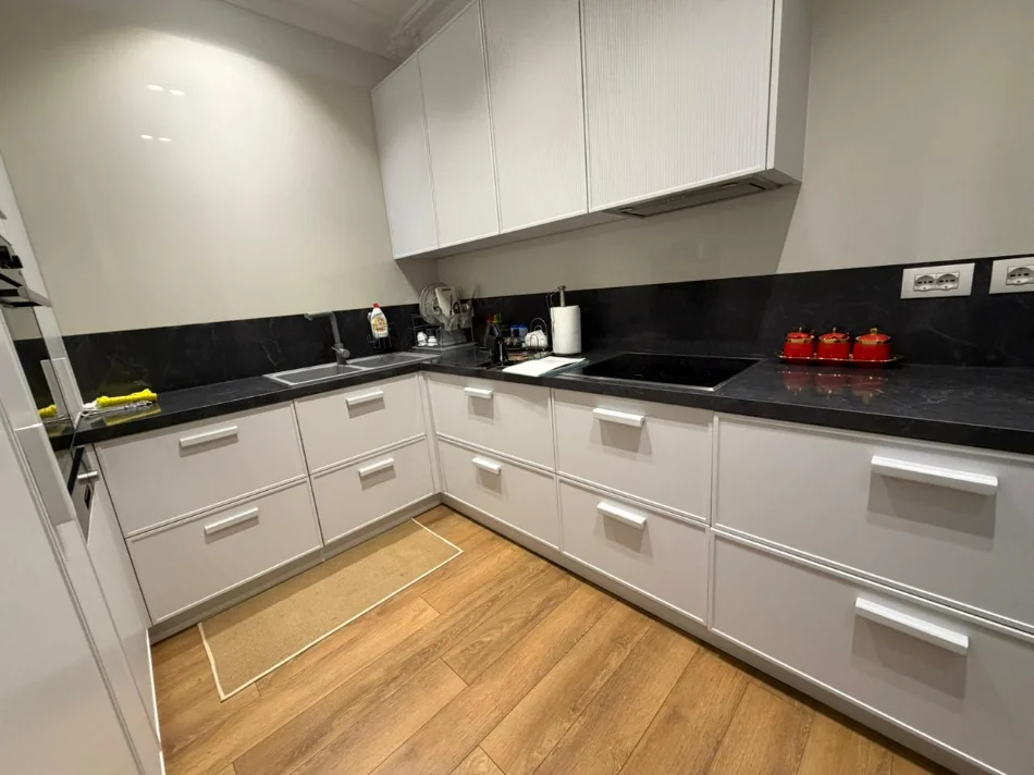 Tirane, jepet me qera apartament 2+1+2, Kati 3, 133 m² 1.600 € (Rruga e Barrikadave)