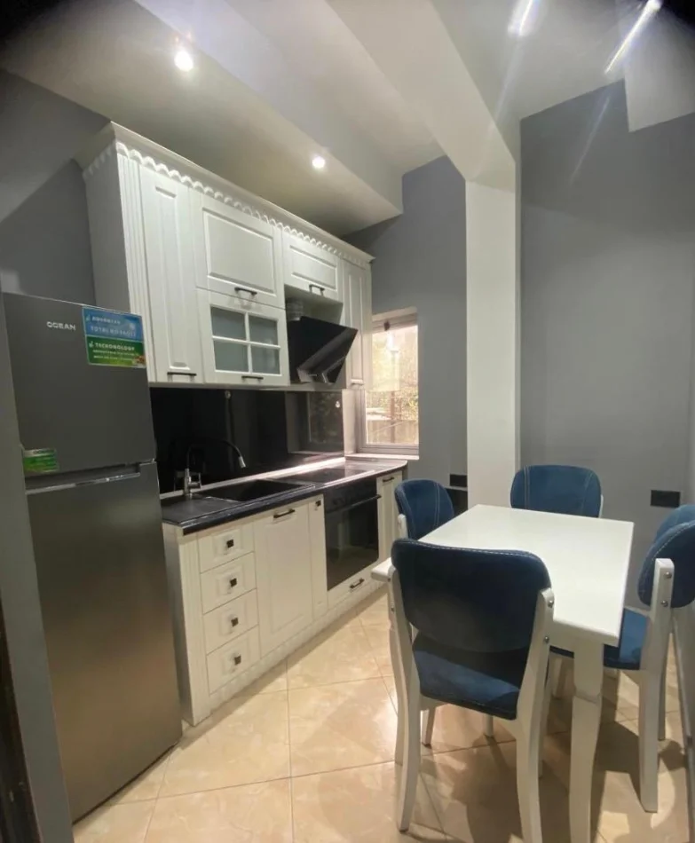 Tirane, jepet me qera apartament 2+1+Ballkon Kati 1, 85 m² 450 € 