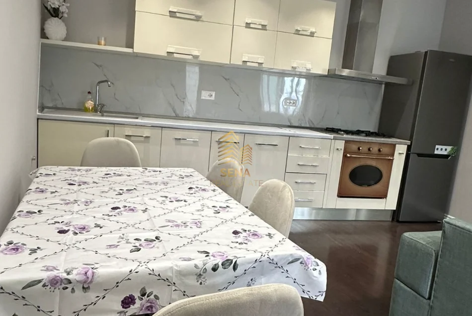Tirane, jepet me qera apartament 1+1+Ballkon Kati 1, 60 m² 400 € (Yzberisht)