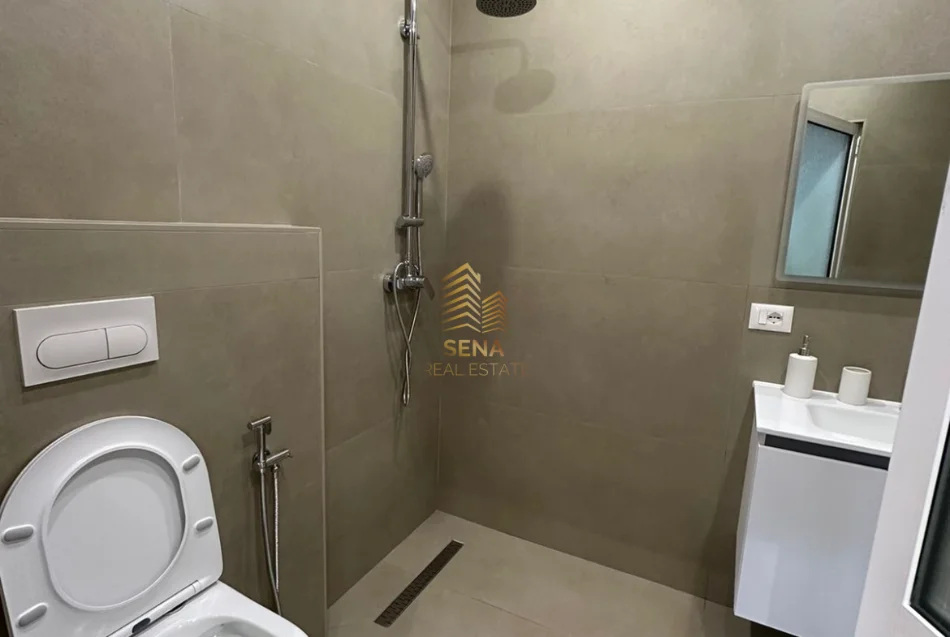 Tirane, jepet me qera apartament 1+1+Ballkon Kati 1, 60 m² 400 € (Yzberisht)
