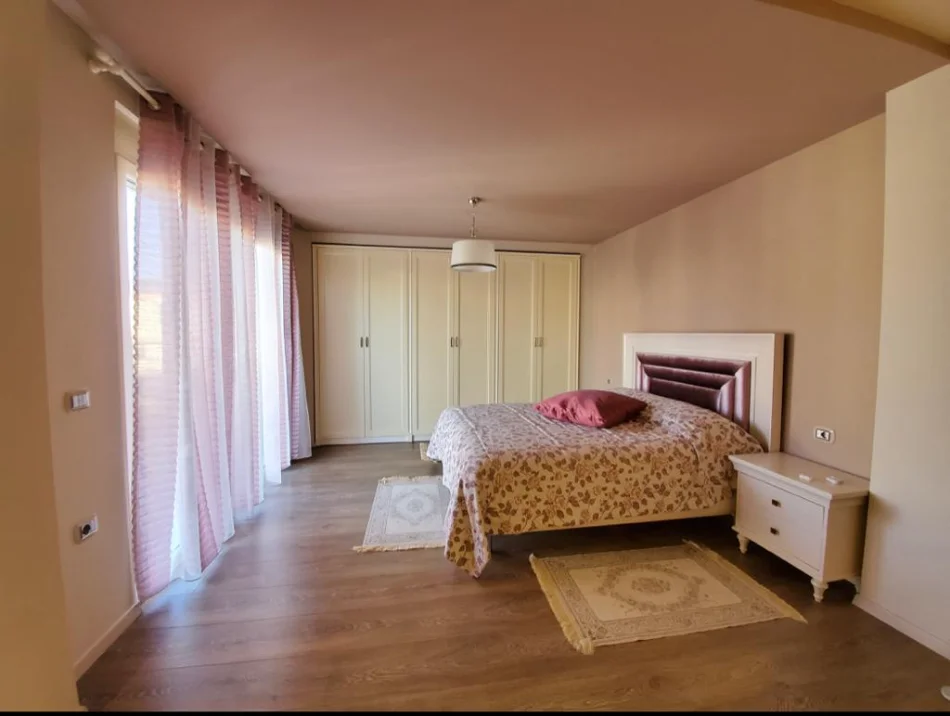 Tirane, shitet Vile Kati 4, 1.200 m² 950.000 € (Akacia Hills)
