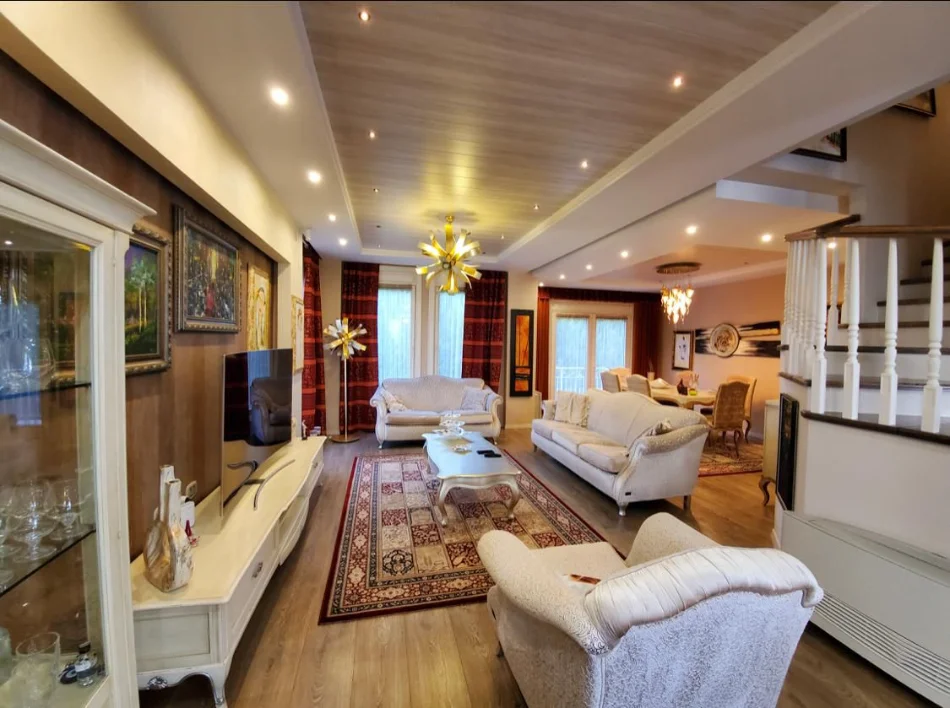 Tirane, shitet Vile Kati 4, 1.200 m² 950.000 € (Akacia Hills)