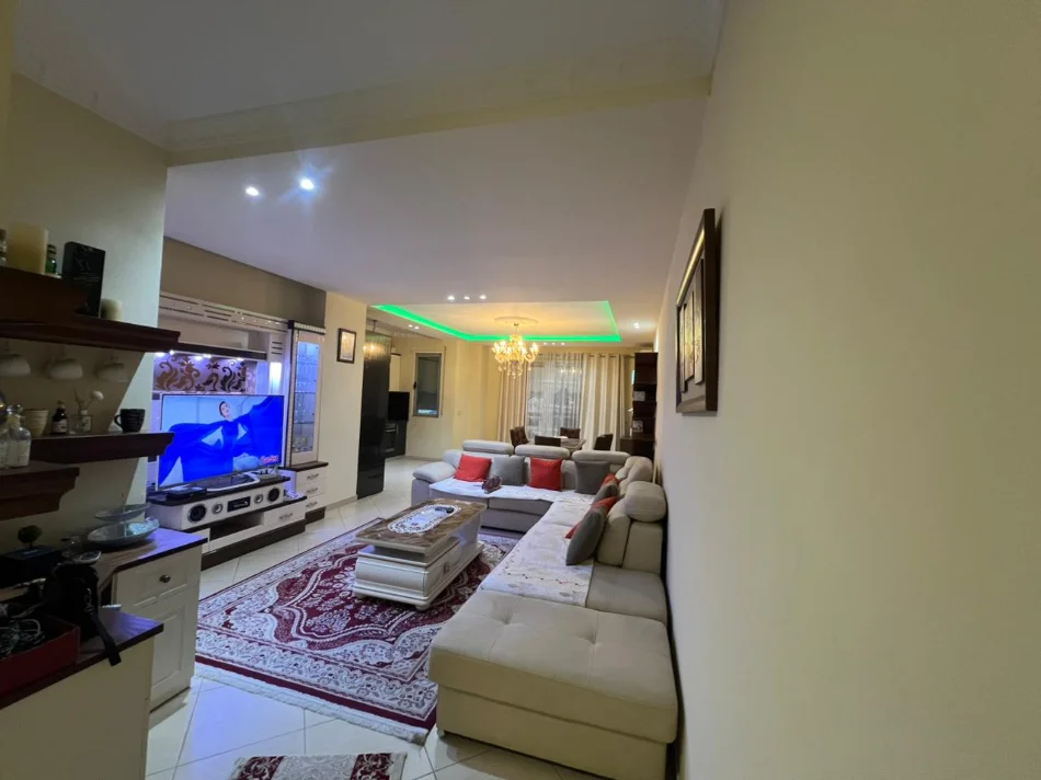 Tirane, jepet me qera apartament 2+1+Aneks+Ballkon Kati 3, 126 m² 600 € 