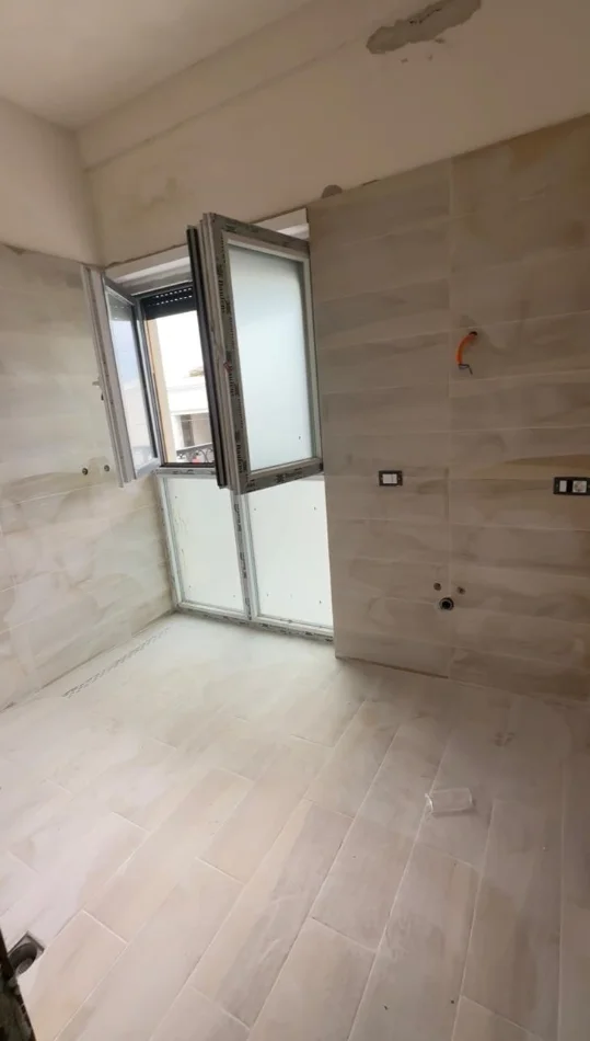 Tirane, shitet apartament 1+1+Aneks+Ballkon Kati 2, 77 m² 122.500 € 