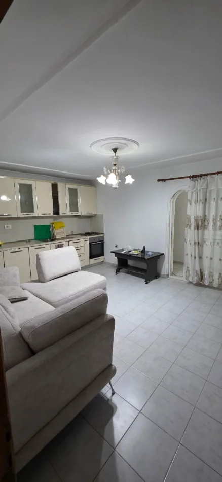 Tirane, jepet me qera apartament 1+1 Kati 4, 65 m² 350 € (Ali Demi)