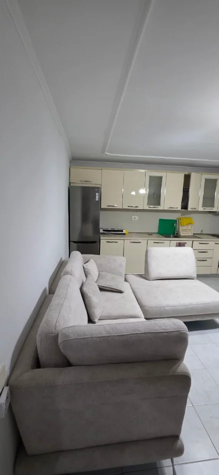 Tirane, jepet me qera apartament 1+1 Kati 4, 65 m² 350 € (Ali Demi)