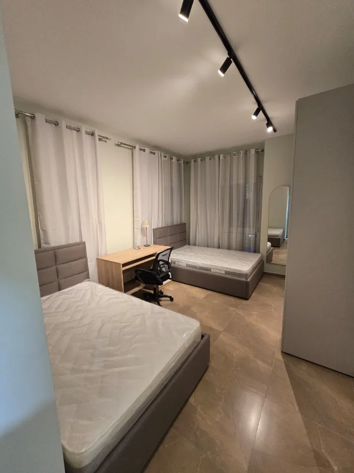 Tirane, jepet me qera apartament 2+1+Aneks+Ballkon Kati 8, 100 m² 850 € 