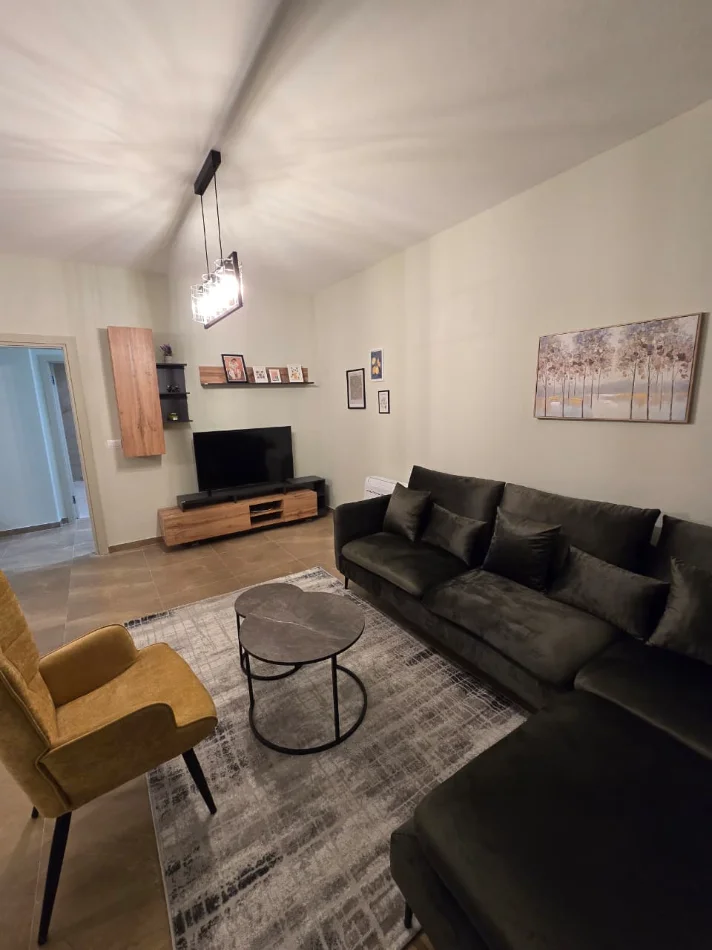 Tirane, jepet me qera apartament 2+1+Aneks+Ballkon Kati 8, 100 m² 850 € 