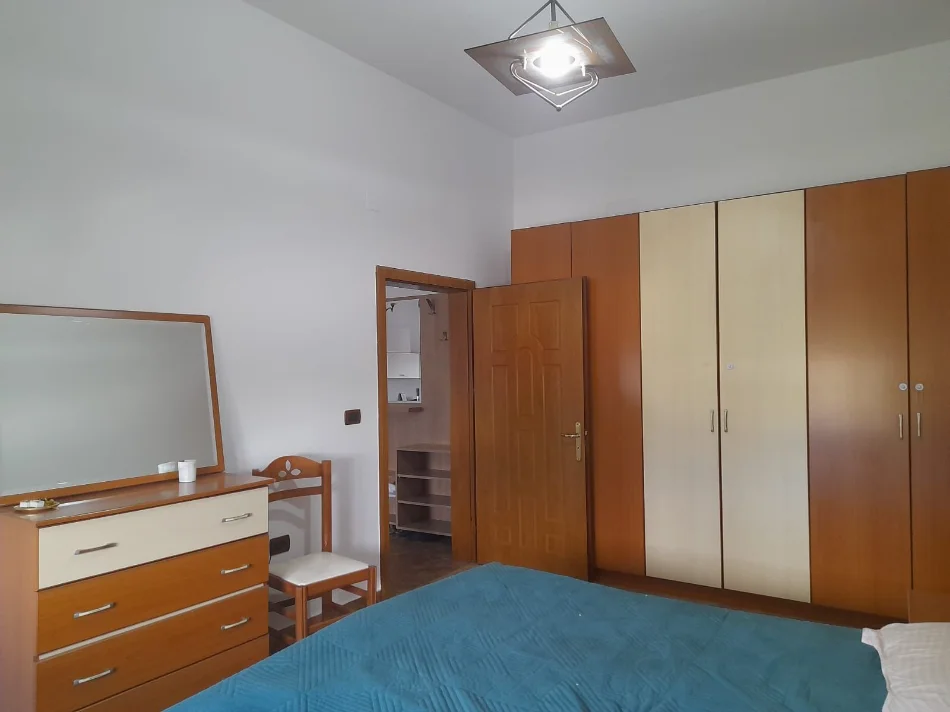 Tirane, jepet me qera apartament 1+1 Kati 5, 80 m² 600 € (BULEVARDI BAJRAM CURRI)