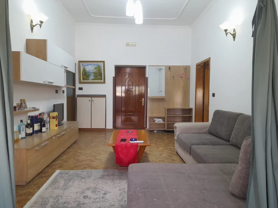 Tirane, jepet me qera apartament 1+1 Kati 5, 80 m² 600 € (BULEVARDI BAJRAM CURRI)