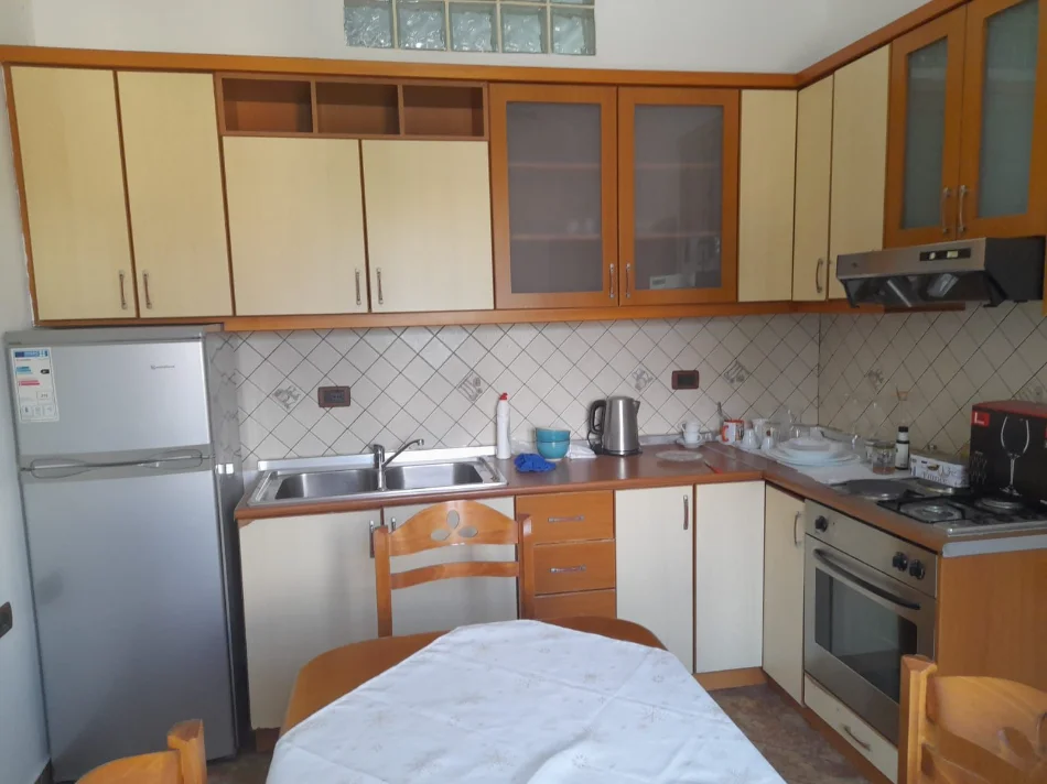 Tirane, jepet me qera apartament 1+1 Kati 5, 80 m² 600 € (BULEVARDI BAJRAM CURRI)
