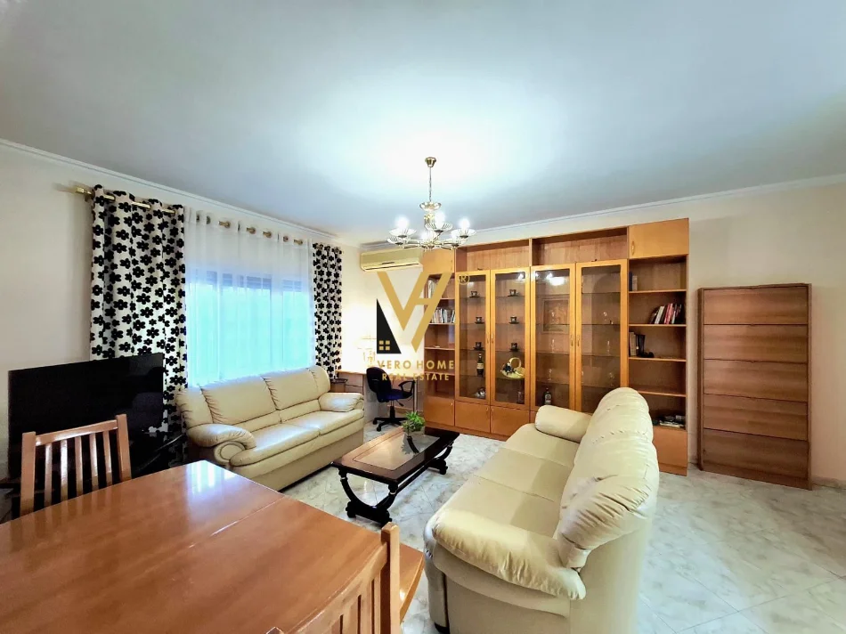 Tirane, jepet me qera apartament 1+1+Ballkon Kati 3, 65 m² 520 € (KOMUNA E PARISIT)