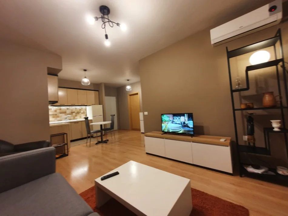 Tirane, jepet me qera apartament 1+1 Kati 2, 65 m² 550 € (KOMPLEKSI KONTAKT)