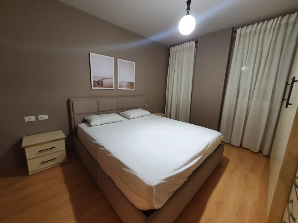 Tirane, jepet me qera apartament 1+1 Kati 2, 65 m² 550 € (KOMPLEKSI KONTAKT)