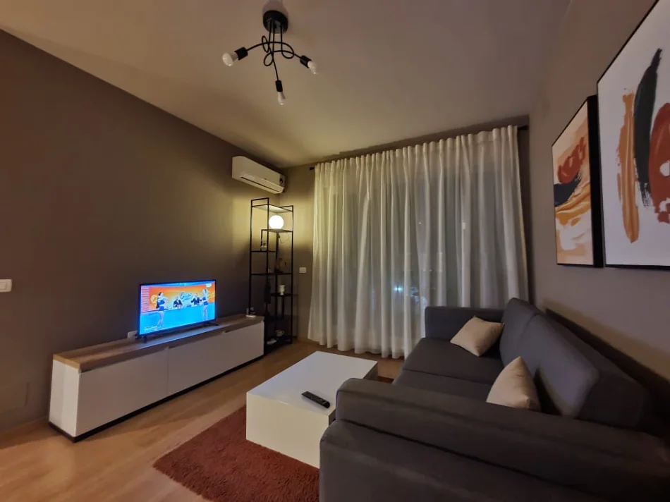 Tirane, jepet me qera apartament 1+1 Kati 2, 65 m² 550 € (KOMPLEKSI KONTAKT)