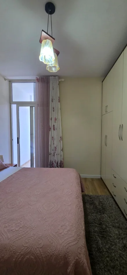 Tirane, jepet me qera apartament 2+1 Kati 4, 87 m² 700 € (LIQENI ARTIFICIAL)