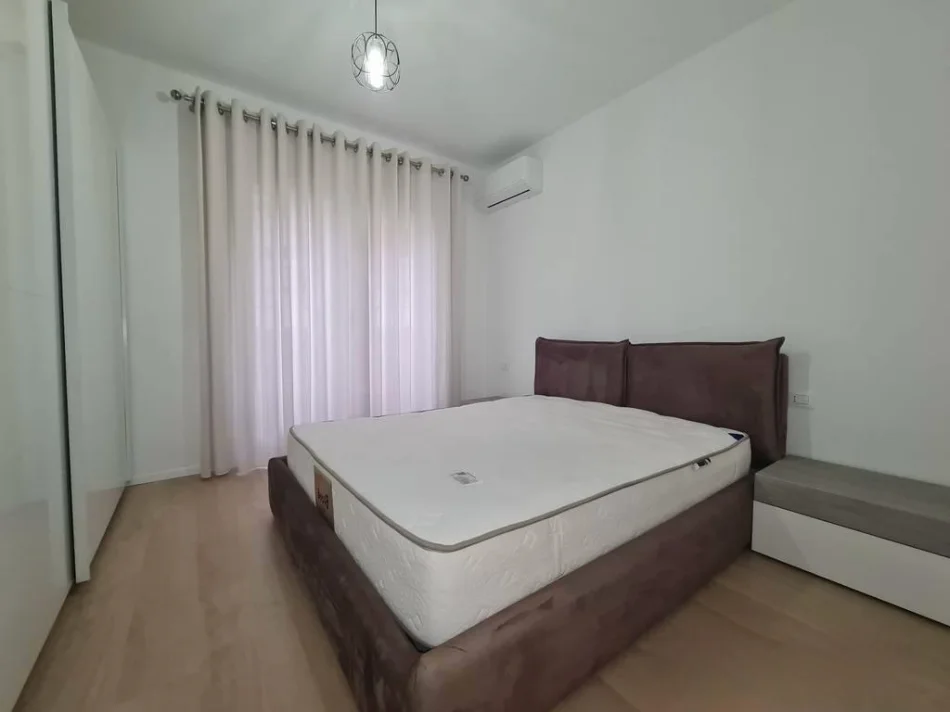 Tirane, jepet me qera apartament 1+1+Aneks+Ballkon Kati 3, 75 m²