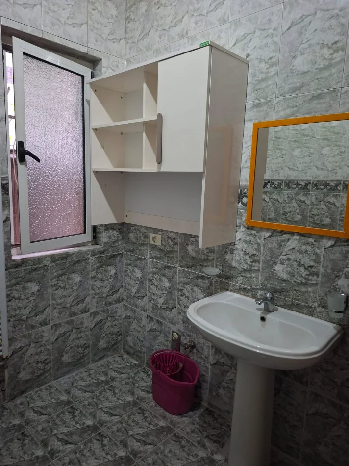 Tirane, jepet me qera apartament 2+1 Kati 1, 130 m² 650 € (prane Kristal Center)