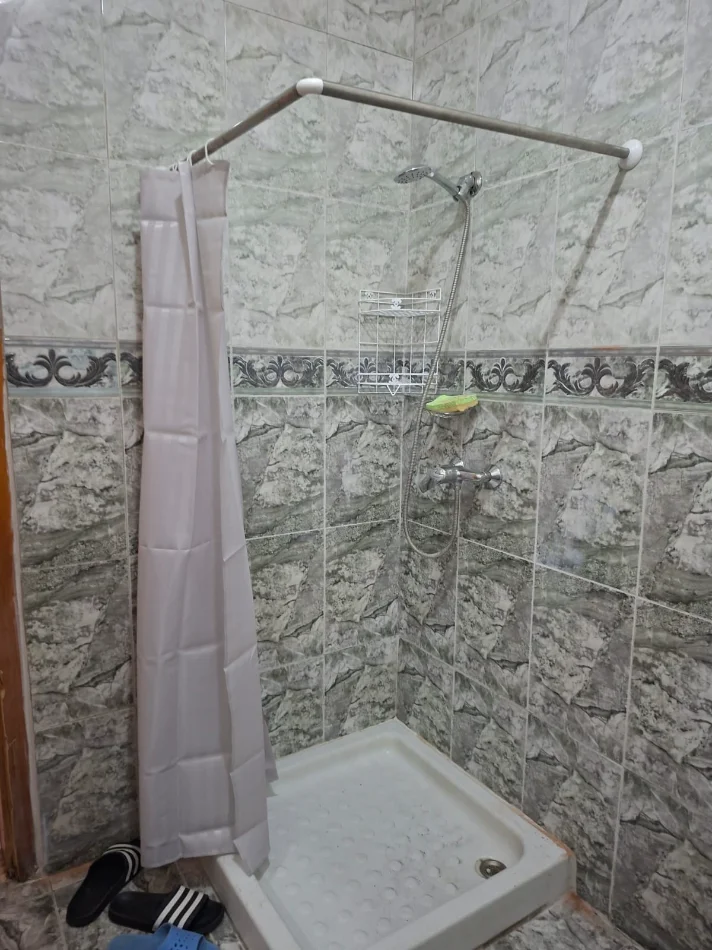 Tirane, jepet me qera apartament 2+1 Kati 1, 130 m² 650 € (prane Kristal Center)