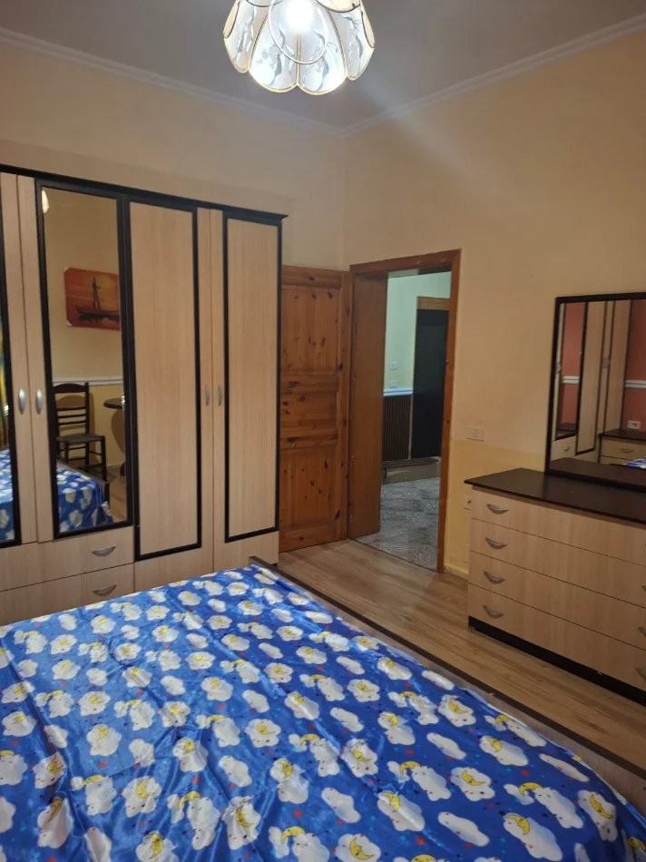 Tirane, jepet me qera apartament 2+1 Kati 1, 130 m² 650 € (prane Kristal Center)