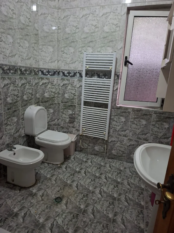 Tirane, jepet me qera apartament 2+1 Kati 1, 130 m² 650 € (prane Kristal Center)