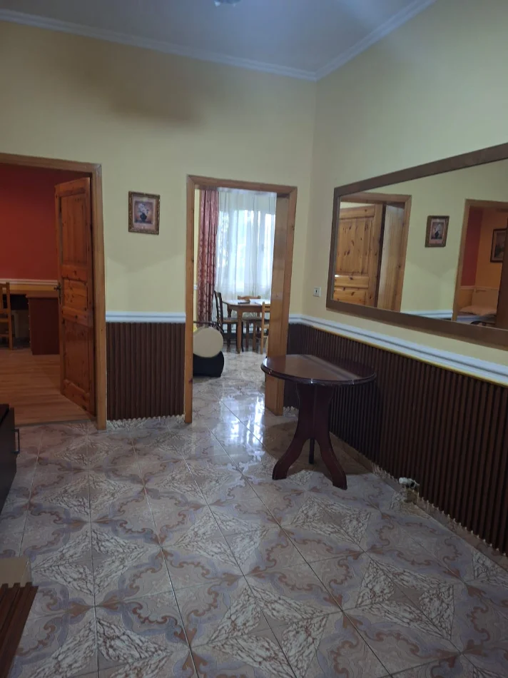 Tirane, jepet me qera apartament 2+1 Kati 1, 130 m² 650 € (prane Kristal Center)