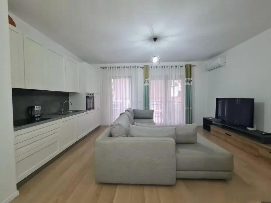 Tirane, jepet me qera 1+1+Ballkon Kati 3, 77 m² 750 € (Kompleksi Delijorgji)