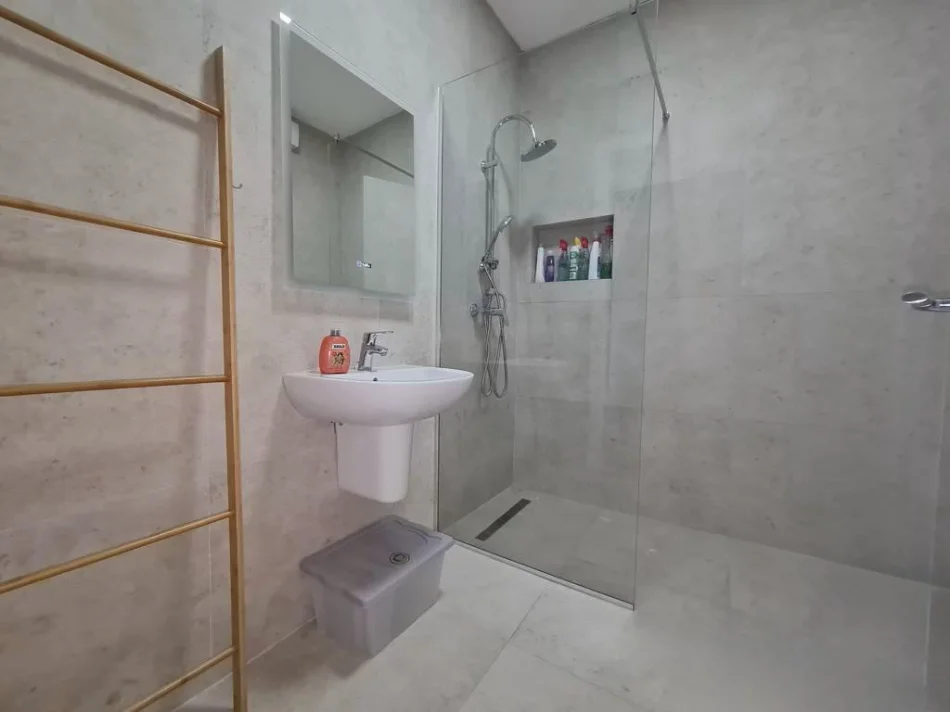 Tirane, jepet me qera 1+1+Ballkon Kati 3, 77 m² 750 € (Kompleksi Delijorgji)