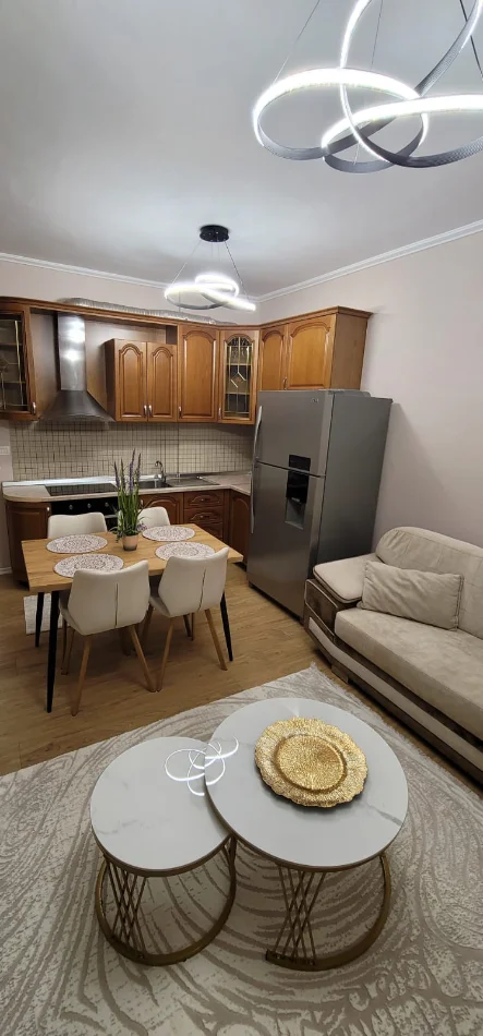 Tirane, jepet me qera apartament 2+1+Aneks+Ballkon Kati 4, 99 m² (Kristal Center)