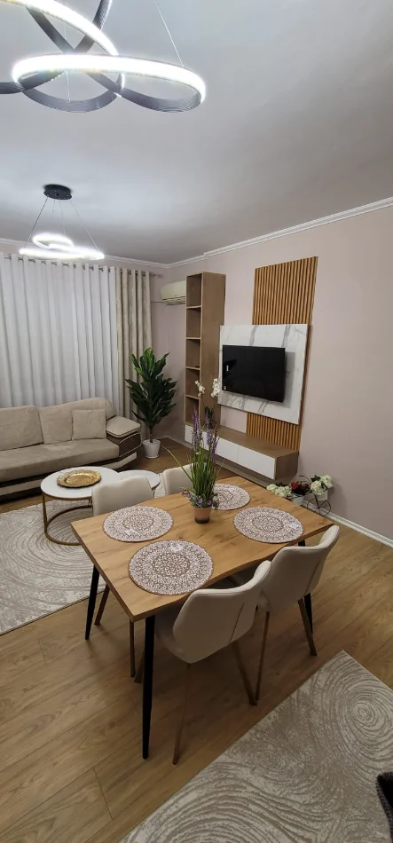 Tirane, jepet me qera apartament 2+1+Aneks+Ballkon Kati 4, 99 m² (Kristal Center)