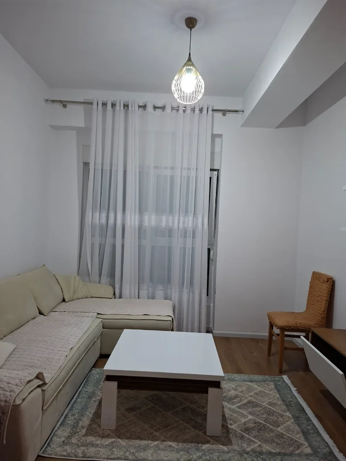 Tirane, jepet me qera apartament 1+1 Kati 2, 