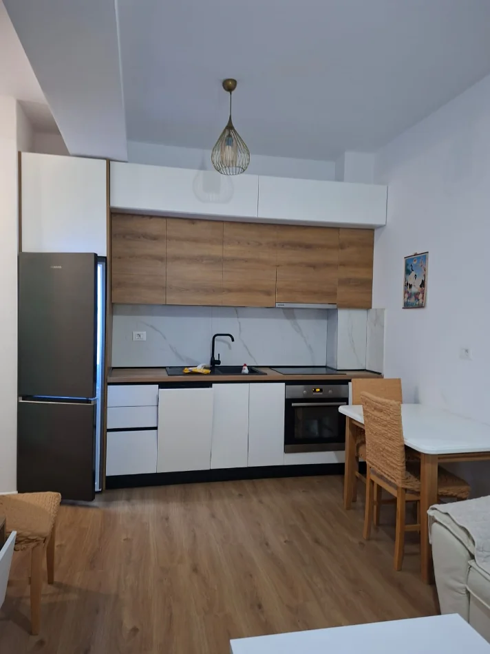 Tirane, jepet me qera apartament 1+1 Kati 2, 