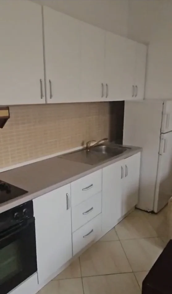 Tirane, jepet me qera apartament 1+1 Kati 3, 80 m² 350 € (Rruga Llazar Shapatini)