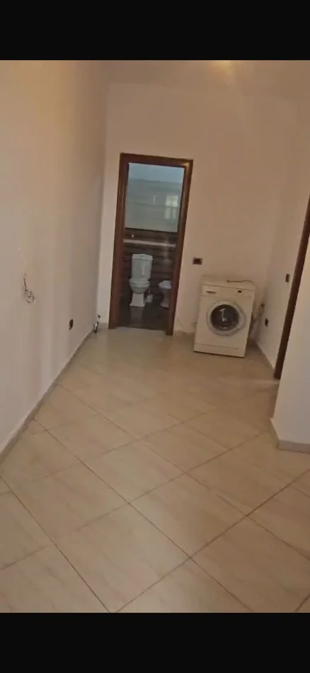 Tirane, jepet me qera apartament 1+1 Kati 3, 80 m² 350 € (Rruga Llazar Shapatini)