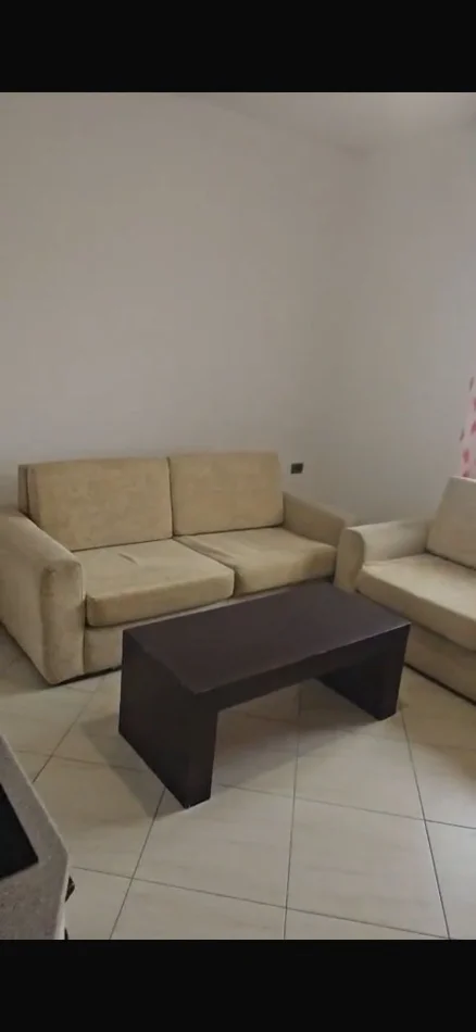 Tirane, jepet me qera apartament 1+1 Kati 3, 80 m² 350 € (Rruga Llazar Shapatini)