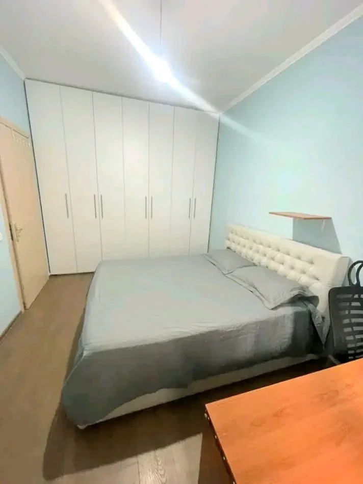 Tirane, jepet me qera apartament 2+1+Ballkon Kati 1, 85 m² 400 € 