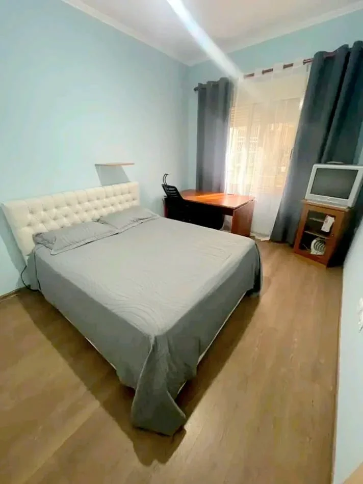 Tirane, jepet me qera apartament 2+1+Ballkon Kati 1, 85 m² 400 € 