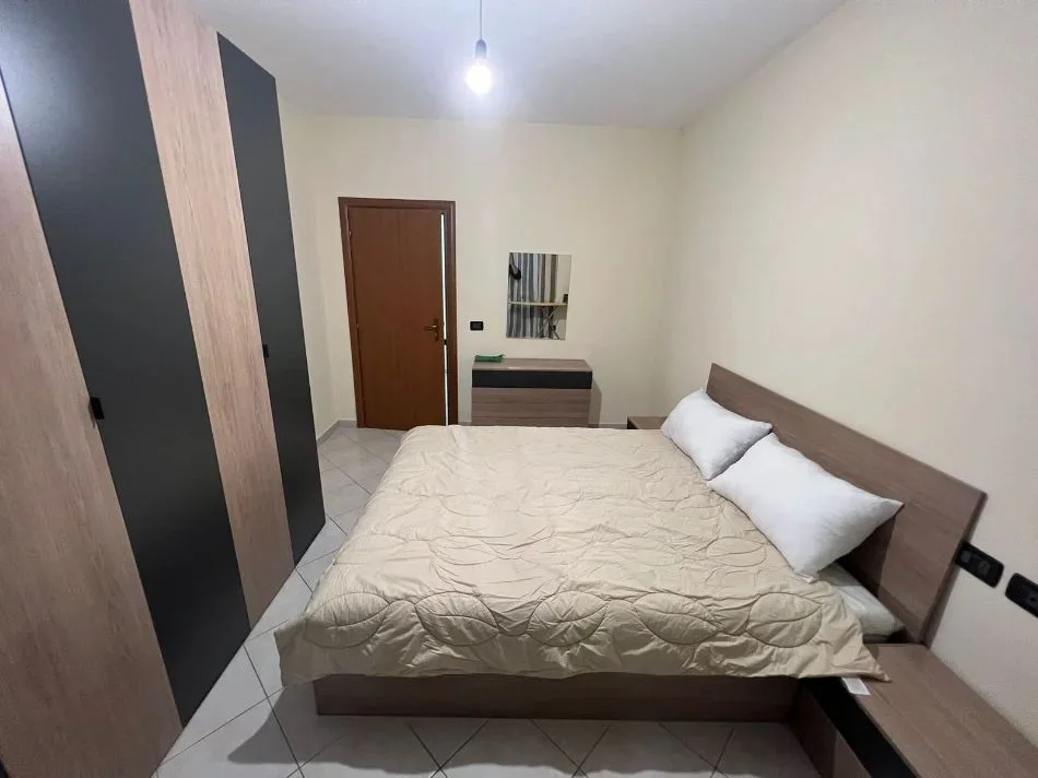 Tirane, jepet me qera apartament 1+1 Kati 4, 65 m² 550 € (PRANE BAR ARTISTI)