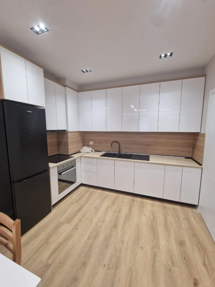 Tirane, jepet me qera apartament 1+1 , 70 m² 550 € (Astir , Urban Gate)