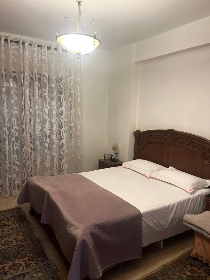 Tirane, jepet me qera apartament 2+1+Ballkon Kati 2, 90 m² 700 € (Rruga e Kavajes)