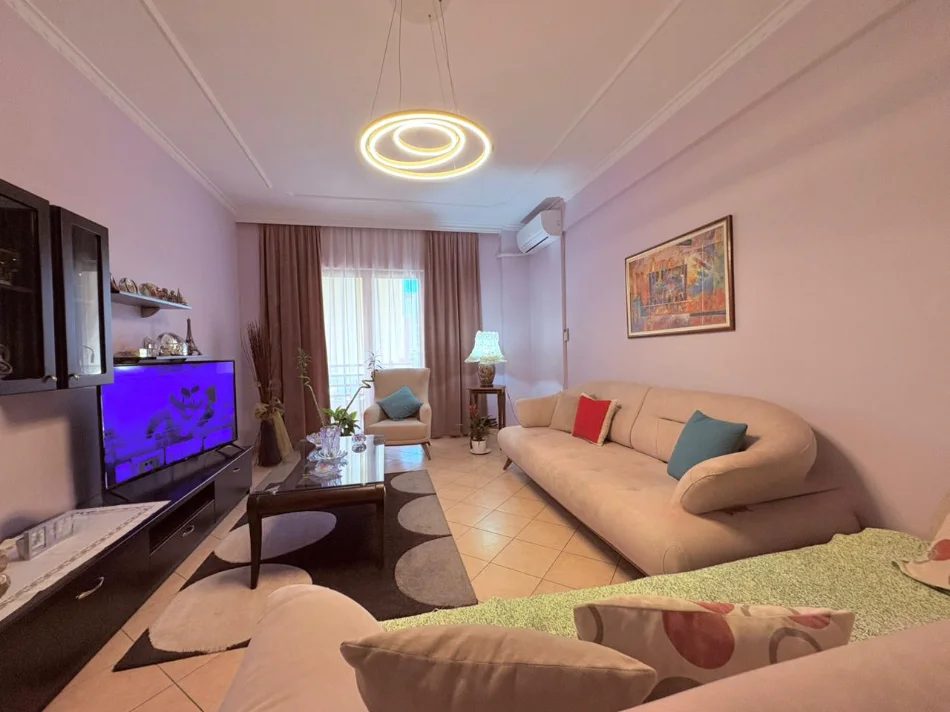 Tirane, jepet me qera apartament 2+1+Ballkon Kati 2, 90 m² 700 € (Rruga e Kavajes)