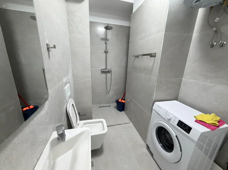 Tirane, jepet me qera apartament 1+1 Kati 7, (zogu i zi)