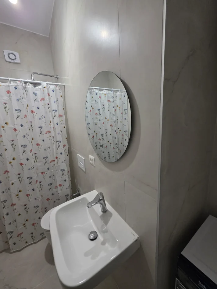 Tirane, jepet me qera apartament 1+1+Ballkon Kati 6, 60 m² 420 € (Rruga Pasho Hysa,Kompleksi Mangalem)