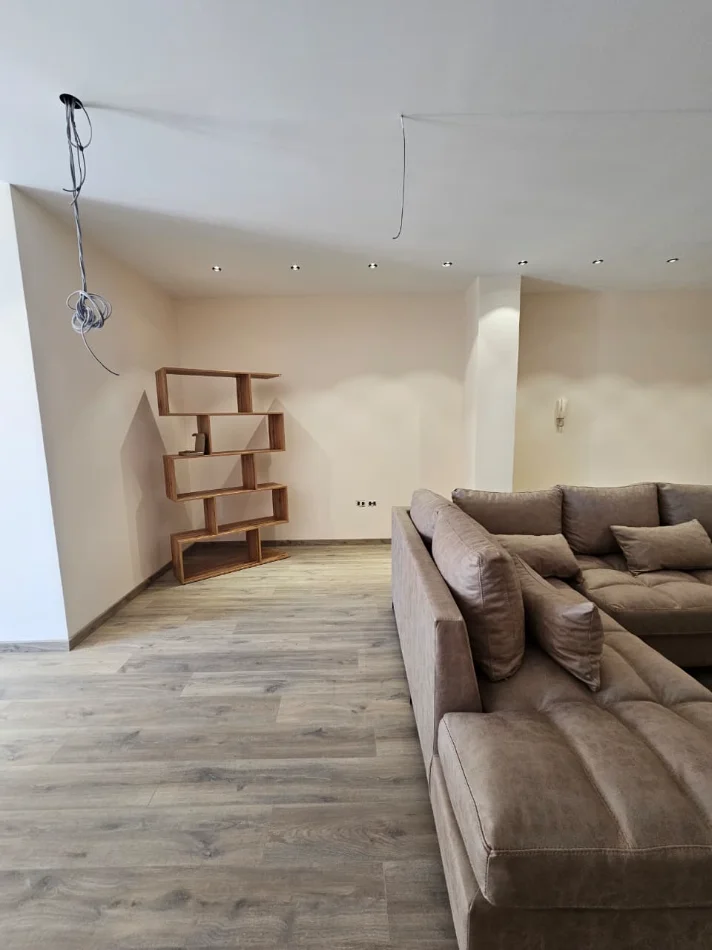 jepet me qera apartament 3+1+Ballkon Kati 3, 150 m² 1.400 € (Bulevardi Zhanë D'Ark)